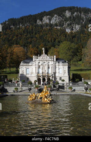 Schloss Linderhof Palace im Herbst, mit Wasser Parterre, Brunnen, Upper Bavaria, Bavaria, Germany Stockfoto