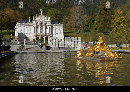 Schloss Linderhof Palace im Herbst, mit Wasser Parterre, Brunnen, Upper Bavaria, Bavaria, Germany Stockfoto