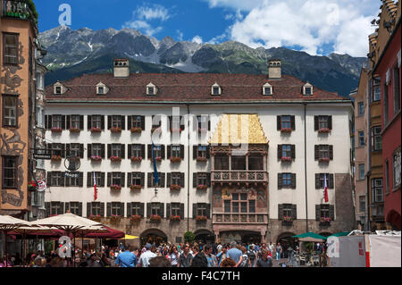 Goldenes Dachl oder Goldene Dachl, späten gotischen Alkoven Balkon Bergen im Hintergrund, Innsbruck, Tirol, Österreich Stockfoto