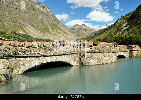 Alte Brücke im Dorf Bonneval-Sur-Arc, Französische Alpen, Frankreich, Route des Grandes Alpes Stockfoto