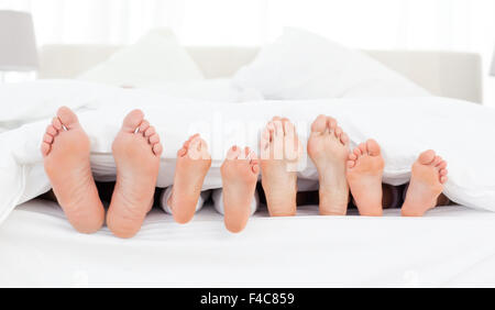 Familie der Füße im Bett Stockfoto