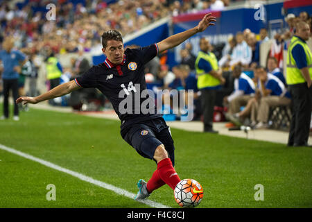 13. Oktober 2015: Costa Rica Verteidiger Bryan Jose Oviedo (14) Handspiel in The USA Herren Team vs. Costa Rica Herren National Team - internationale freundlich bei Red Bull Arena - Harrison, New Jersey. Obligatorische Credit: Kostas Lymperopoulos/Cal Sport Medien Stockfoto