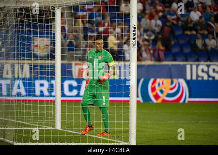 13. Oktober 2015: Costa Rica Torwart Keylor Navas (1) blickt auf vom Ziel in The USA Herren Team vs. Costa Rica Herren National Team - internationale freundlich bei Red Bull Arena - Harrison, New Jersey. Costa Rica besiegte die uns Männer Nationalmannschaft 1: 0. Obligatorische Credit: Kostas Lymperopoulos/Cal Sport Medien Stockfoto