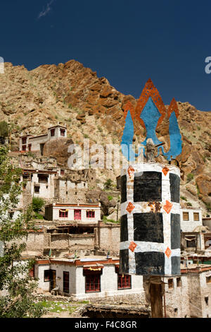 Indien, Jammu & Kashmir, Ladakh, Hemis Dorfhäuser und buddhistischen Charta Regenschirm aus Gompa Kloster Dach Stockfoto