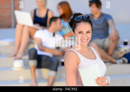 Sommer Student Mädchen lächelnd Freunde Hintergrund Stockfoto