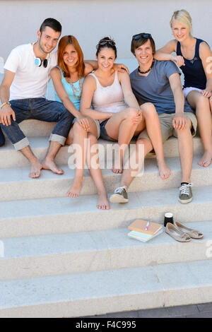 Glücklich College-Studenten sitzen auf Treppen Sommer Stockfoto