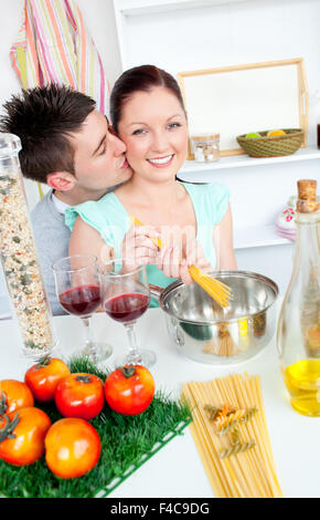 Hellen paar Vorbereitung Spaghetti in der Küche und Drinkng Wein Stockfoto