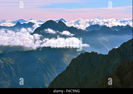 Panorama der Alpen am Morgen, an der Spitze Berg über Wolken, Blick von La Meije, Region des Ecrins, Französische Alpen, Frankreich Stockfoto