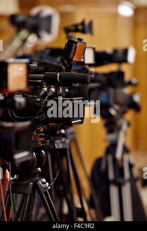 Mehrere Videokameras auf Stativen auf einer Pressekonferenz Stockfoto