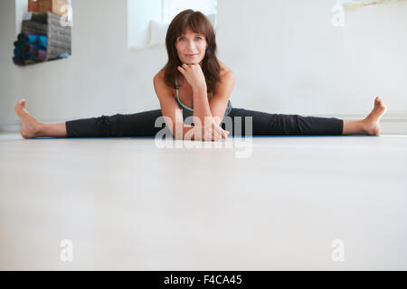 Porträt von flexible Frau tun Upavistha Konasana ausüben. Frauen Yoga-Lehrer praktiziert Yoga im Fitness-Studio. Stockfoto