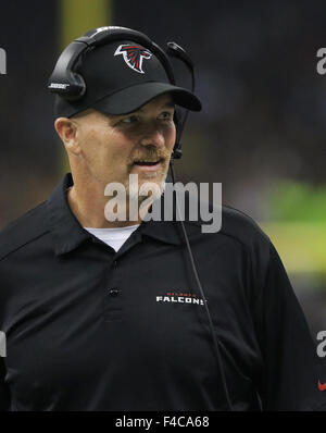 New Orleans, LOUISIANA, USA. 15. Oktober 2015. Atlanta Falcons Kopf couch DAN QUINN an der Seitenlinie beim Spielen gegen die New Orleans Saints im Mercedes-Benz Superdome in New Orleans, Louisiana am 15. Oktober 2015. Bildnachweis: Dan Anderson/ZUMA Draht/Alamy Live-Nachrichten Stockfoto