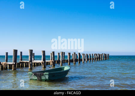 Buhne und Fischerboot an der Ostseeküste in Zingst (Deutschland) Stockfoto