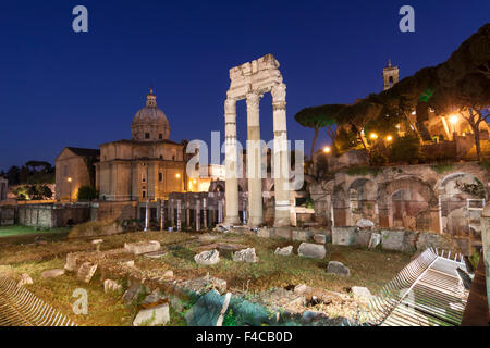Tempel der Venus Genetrix auf dem Forum von Caesar in der Abenddämmerung, Santi Luca e Martina Church im Hintergrund, Rom, Italien Stockfoto