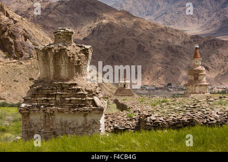 Indien, Jammu & Kashmir, Ladakh, Hemis, neue und alte Chörten und Wand von Mani Steinen am Eingang des Dorfes Stockfoto