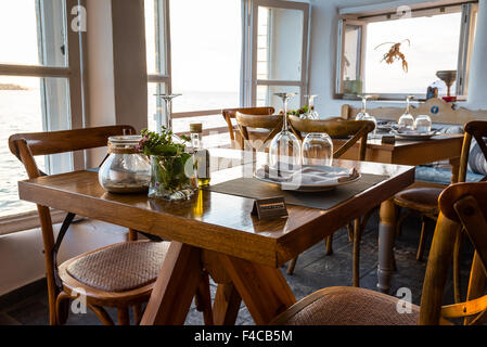 Esstisch set in einem Strandrestaurant Stockfoto