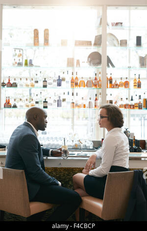 Porträt des jungen Geschäftsleute sitzen zusammen im Café. Business-Mann und Frau nach der Arbeit im Café treffen. Stockfoto