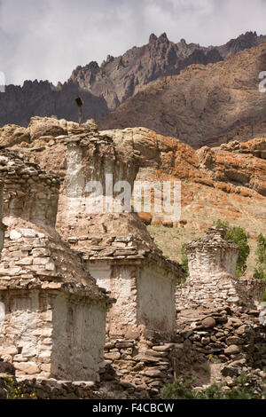 Indien, Jammu & Kashmir, Ladakh, Hemis, alte weiß getünchten Chörten am Eingang des Dorfes Stockfoto