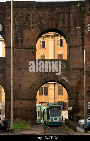 Straßenbahn unter Roman Aqueduct am Porta Maggiore, East Gate, der Stadt des antiken Rom, Italien Stockfoto