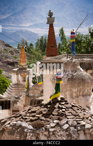 Indien, Jammu & Kashmir, Ladakh, Stok Gompa, buddhistisches Kloster, Chörten, Gebetsfahnen und Mani-Steinen Stockfoto