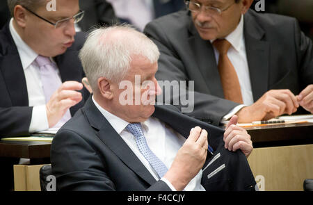 Berlin, Deutschland. 16. Oktober 2015. Premier von Bayern Horst Seehofer (CSU) während einer Sitzung des Deutschen Bundesrates in Berlin, Deutschland, 16. Oktober 2015 abgebildet. Die Hauptthemen der Tagung waren die Abstimmung über ein Gesetz zur Beschleunigung der Asylverfahren und die Wahl eines neuen Präsidenten des Bundesrates. Foto: KAY NIETFELD/DPA/Alamy Live-Nachrichten Stockfoto