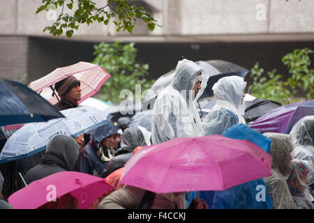 Berlin, Deutschland. 16. Oktober 2015. Flüchtlinge warten im Regen draußen das Landesamt für Gesundheit und Soziales (LaGeSo), in Berlin, Deutschland, 16. Oktober 2015 registriert werden. Foto: PAUL ZINKEN/DPA/Alamy Live-Nachrichten Stockfoto