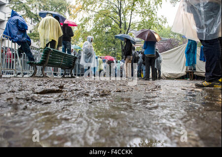 Berlin, Deutschland. 16. Oktober 2015. Flüchtlinge warten im Regen draußen das Landesamt für Gesundheit und Soziales (LaGeSo), in Berlin, Deutschland, 16. Oktober 2015 registriert werden. Foto: PAUL ZINKEN/DPA/Alamy Live-Nachrichten Stockfoto