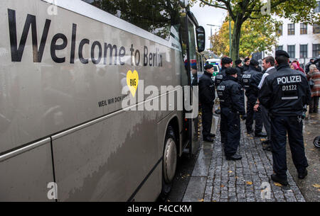 Berlin, Deutschland. 16. Oktober 2015. "Welcome to Berlin" wird an der Seite eines Busses außerhalb vom Landesamt für Gesundheit und Soziales (LaGeSo), in Berlin, Deutschland, 16. Oktober 2015 geschrieben. Der Bus ist, Flüchtlinge, die neue Meldestelle am Bundesallee zu transportieren. Foto: PAUL ZINKEN/DPA/Alamy Live-Nachrichten Stockfoto