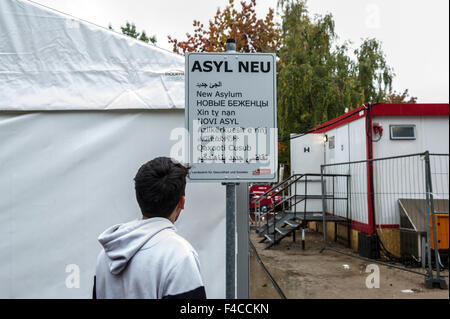 Berlin, Deutschland. 16. Oktober 2015. Ein Schild in mehreren Sprachen "Asyl Neu" (neues Asyl) außerhalb vom Landesamt für Gesundheit und soziale Probleme (LaGeSo), in Berlin, Deutschland, 16. Oktober 2015. Foto: PAUL ZINKEN/DPA/Alamy Live-Nachrichten Stockfoto