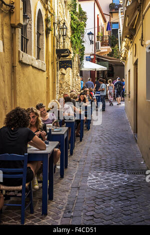 Restauranttische in einer Seitenstraße der Altstadt von Chania, Crete. Stockfoto