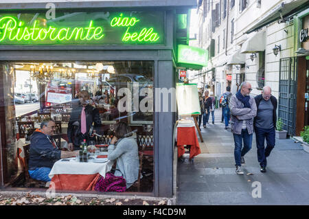 Menschen im Outdoor-Restaurant in der Via Veneto, Rom, Italien Stockfoto
