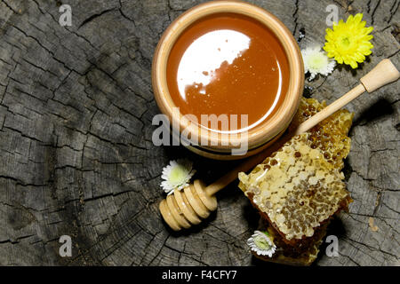 Waben und halten Sie sich auf hölzernen Hintergrund Honig Stockfoto