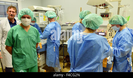 Jena, Deutschland. 16. Oktober 2015. Pflegekräfte kümmern sich um zwei der vier Neugeborenen neben dem Vater Vebi Keta (2.v.l.), am Klinikum Universitaetsklinikum in Jena, Deutschland, 16. Oktober 2015. Eine Flüchtling Frau aus Albanien hat Vierlinge zur Welt gebracht. In der 32. Woche der Schwangerschaft wurden die drei Mädchen und ein Junge per Kaiserschnitt morgens geliefert. Mutter, Vater und Kinder sind wohlauf. Foto: MARTIN SCHUTT/DPA/Alamy Live-Nachrichten Stockfoto