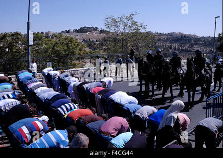 Jerusalem, Israel. 16. Oktober 2015. Israelische Polizei stehen Wache, wie palästinensische Muslime auf den Straßen des Viertels Wadi al-Joz während der Freitag Gebete nach Einschränkungen durch die israelische Polizei verhindert Palästinenser unter 40 Jahre alt beten, el-Aksa-Moschee zu betreten. Ost-Jerusalem, Israel am 16. Oktober 2015 Credit: Eddie Gerald/Alamy Live-Nachrichten Stockfoto