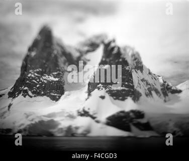Antarktis, Spitzen verschwommene schwarz-weiß Bild des Berges entlang Cape Renaud in Lemaire-Kanal im Frühlingssonnenschein. Stockfoto