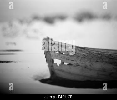 Antarktis, Deception Island, verschwommene Farbbild der verlassene hölzerne Skiff im Schnee Whalers Cove. Stockfoto