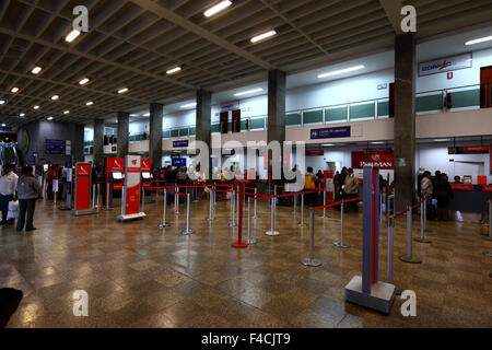 Passagiere, die sich an den Check-in-Schaltern im CUZ-Terminalgebäude des internationalen Flughafens Alejandro Velasco Astete, Cusco Peru, anstellen Stockfoto