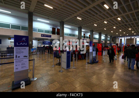 Passagieren anstehen am check-in-Schaltern auf Alejandro Velasco Astete International Airport, Cusco, Peru Stockfoto