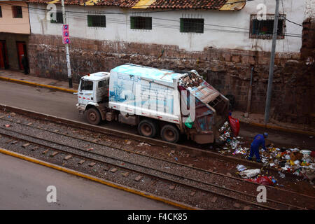 LKW, sammeln Müll neben ehemaligen Bahntrasse auf Av del Ejercito, Cusco, Peru Stockfoto