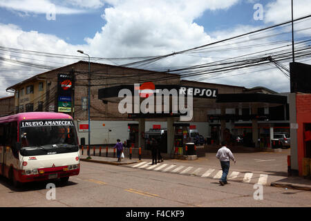 Öffentliche Verkehrsmittel Minibus fahren vorbei Repsol Service-Station in Santiago Bezirk Cusco, Peru Stockfoto