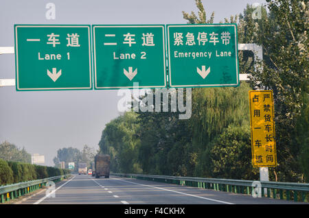 China, Shaanxi Lantian Grafschaft, Xian. Über eine Autobahn am Stadtrand von Xi hängen Hinweisschilder. Stockfoto