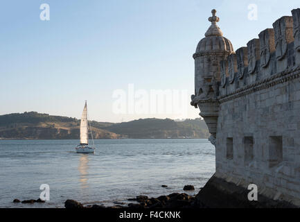 SCHIP segelt auf den Tejo vor dem Turm von Belem in Lissabon Portugal Stockfoto