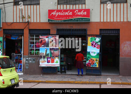 Quechua-Frauen vor einem Geschäft Verkauf von Dünger und landwirtschaftliche Erzeugnisse, Cusco, Peru Stockfoto