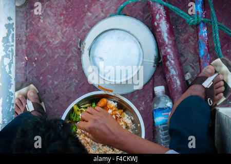 Asiatischer Mann Essen Essen von oben Stockfoto