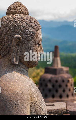 Sitzende Stein Buddha vor Stupa in borobudur Stockfoto