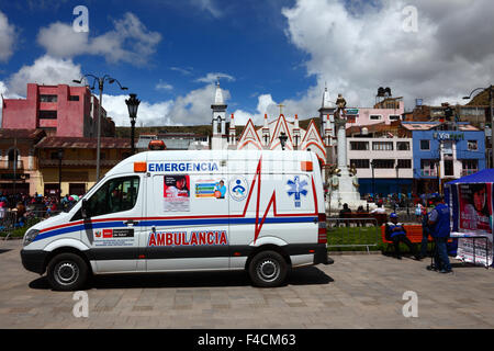 Krankenwagen, Heiligtum der Virgen De La Candelaria im Hintergrund, Plaza Pino, Puno, Peru Stockfoto