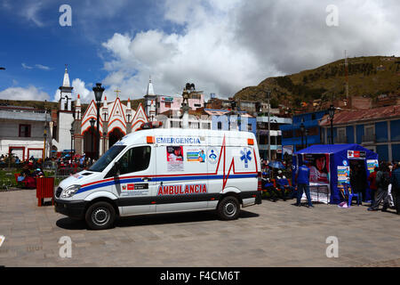 Krankenwagen und temporäre Gesundheit Klinik Zelt, Heiligtum der Virgen De La Candelaria im Hintergrund, Plaza Pino, Puno, Peru Stockfoto