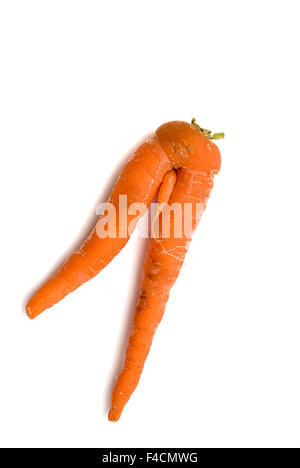Ein merkwürdig geformte Karotte, die aus unvollständigen Bestäubung (nicht isoliert) Stockfoto