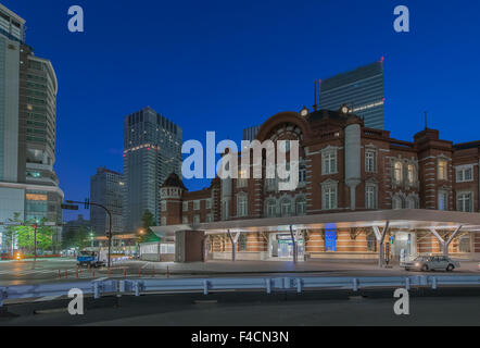 Japan, Tokyo, Marunouchi, Tokyo Station im Morgengrauen. (Großformatige Größen erhältlich) Stockfoto