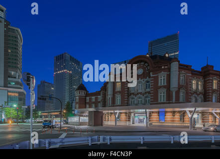 Japan, Tokyo, Marunouchi, Tokyo Station im Morgengrauen. (Großformatige Größen erhältlich) Stockfoto