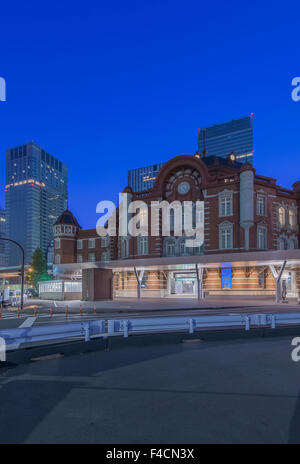 Japan, Tokyo, Marunouchi, Tokyo Station im Morgengrauen. (Großformatige Größen erhältlich) Stockfoto